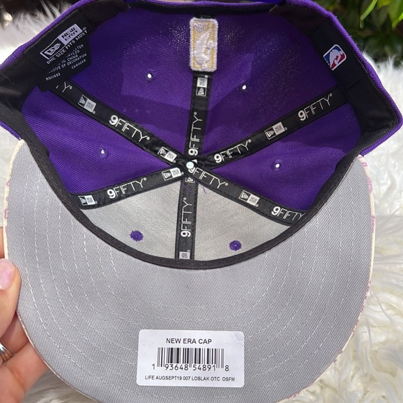 Los Angeles Lakers Basketball SnapBack Hat - Picture 5 of 5